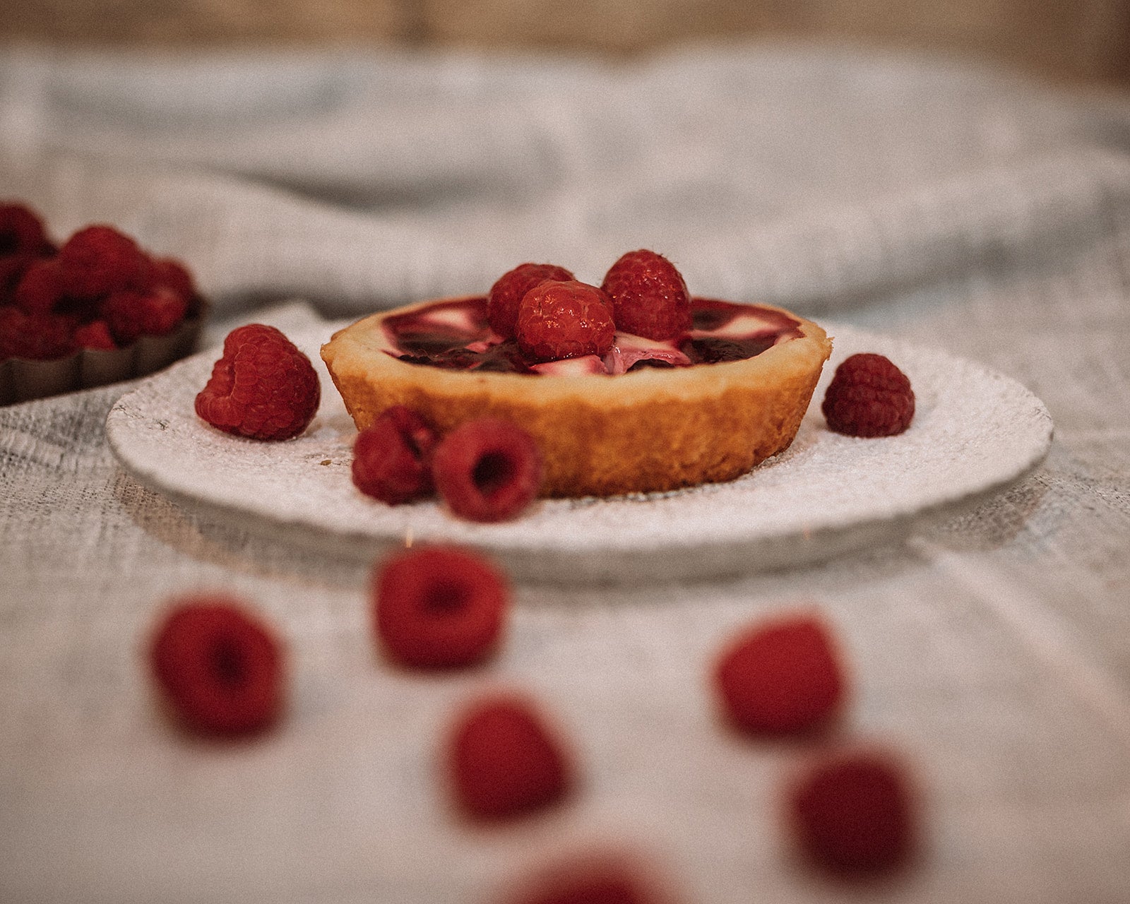 Raspberry tart with sour cream