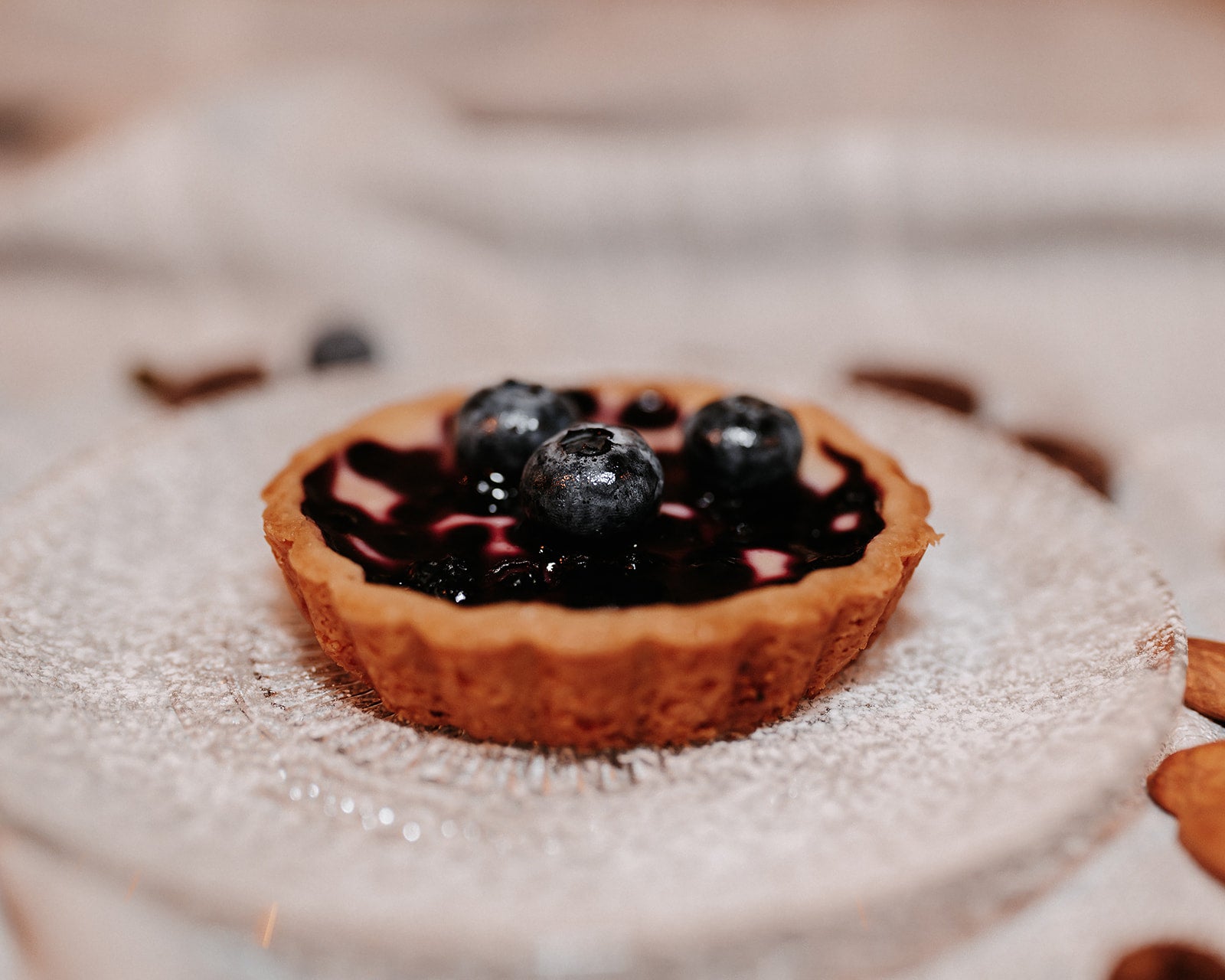 Blueberry tart with sour cream